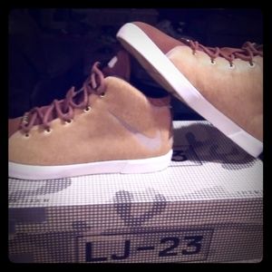 Nike LeBron James Lions Mane Sz11 w/replacementbox